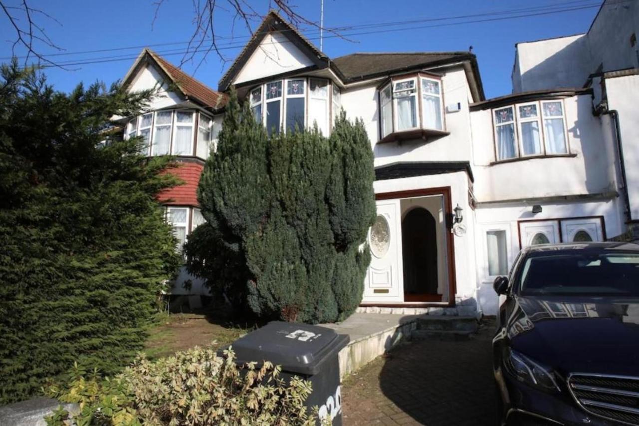 Oyo Timi Holiday Homes London Exterior photo