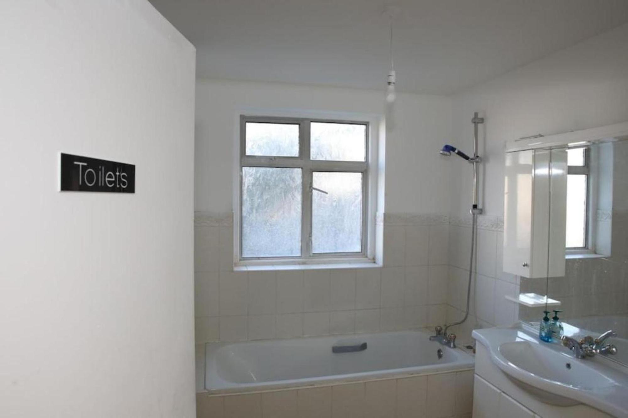 Oyo Timi Holiday Homes London Exterior photo